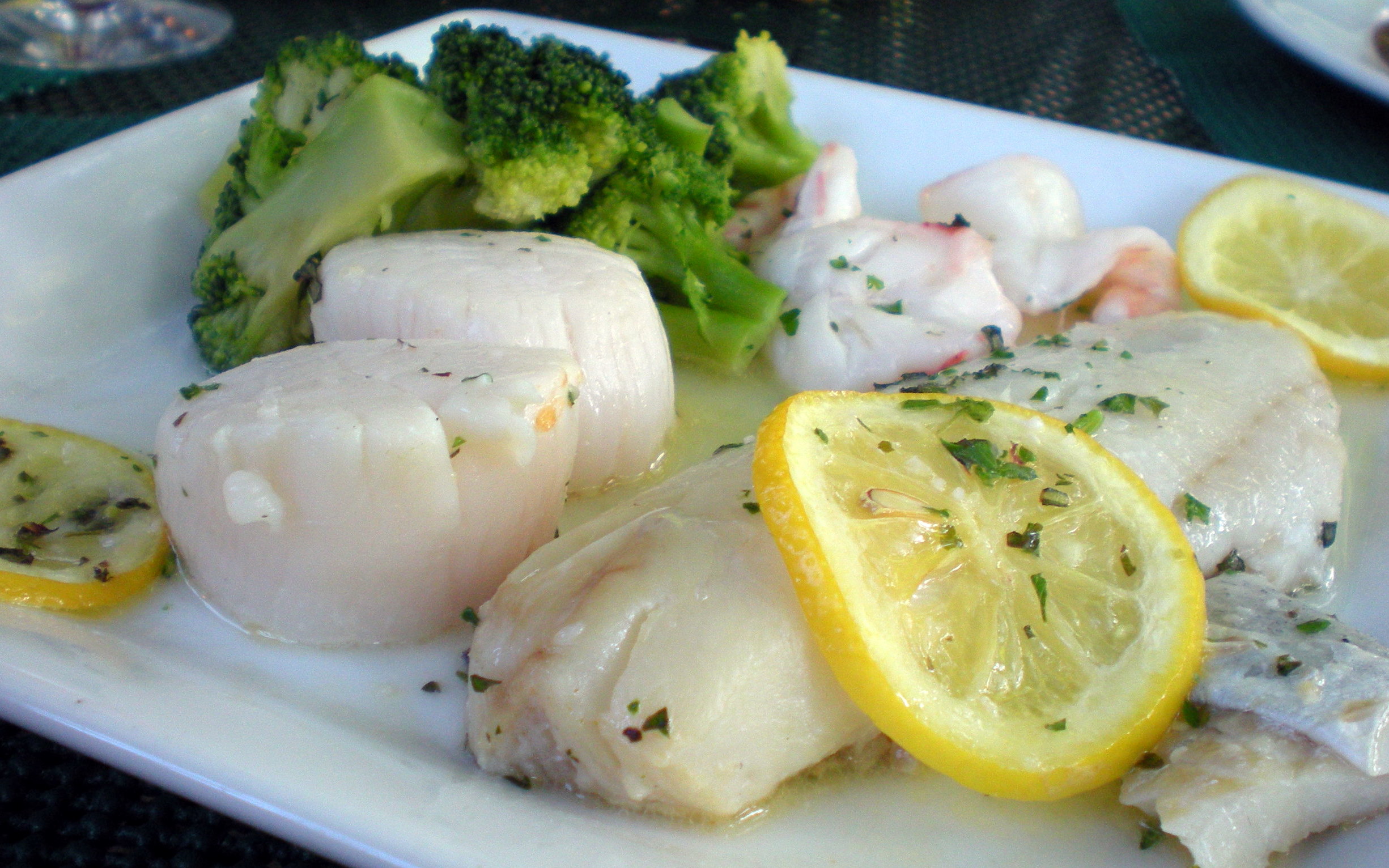 The Broiled Seafood Special: Large piece of fresh haddock, 2 large sweet and moist scallops, 2 butterflied shrimp served with steamed broccoli. EXCELLENT! It was done so you simply enjoyed the fresh sweetness of the seafood and no heavy sauce. 